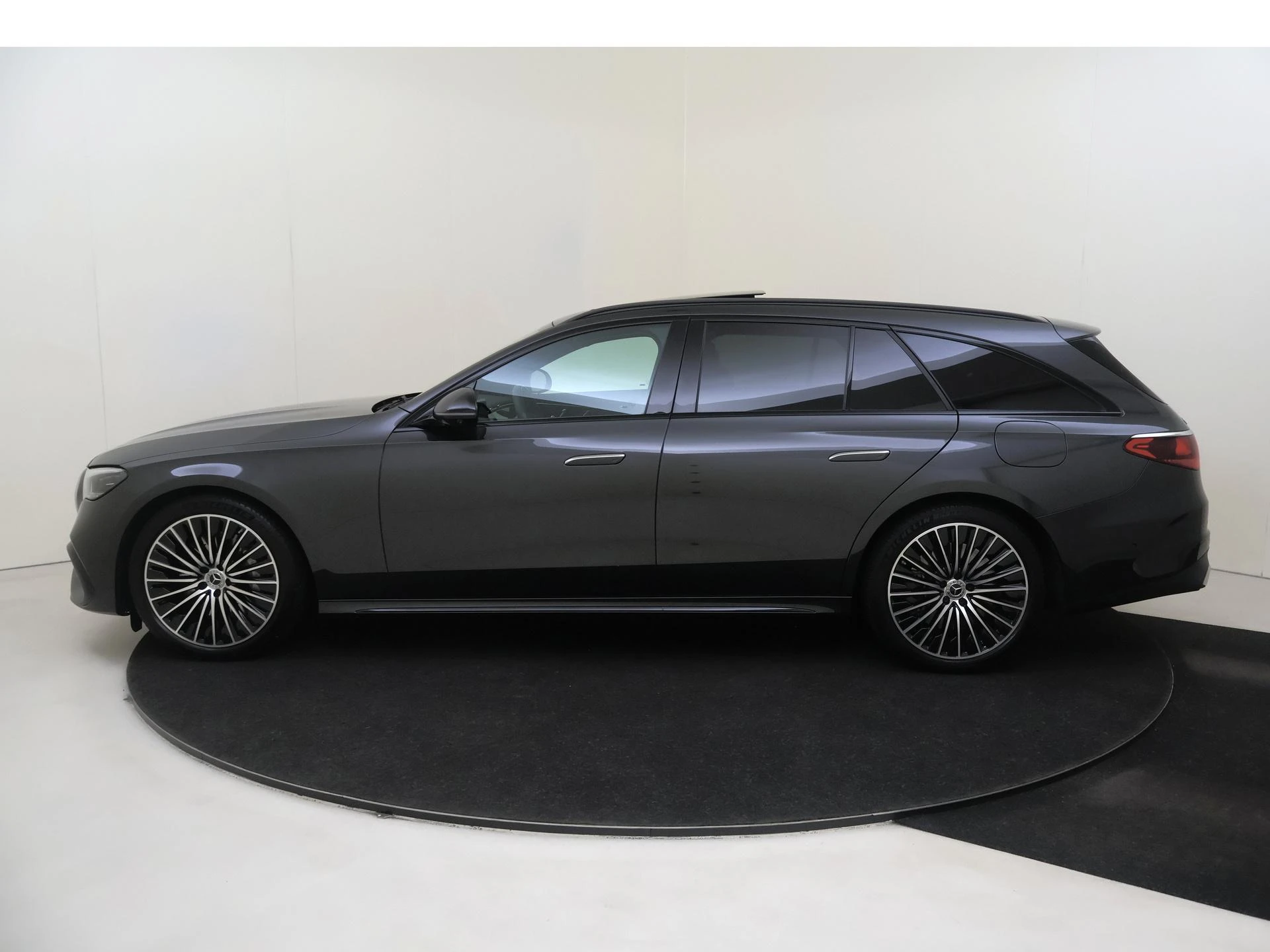 Mercedes-Benz-E-Klasse-image-7