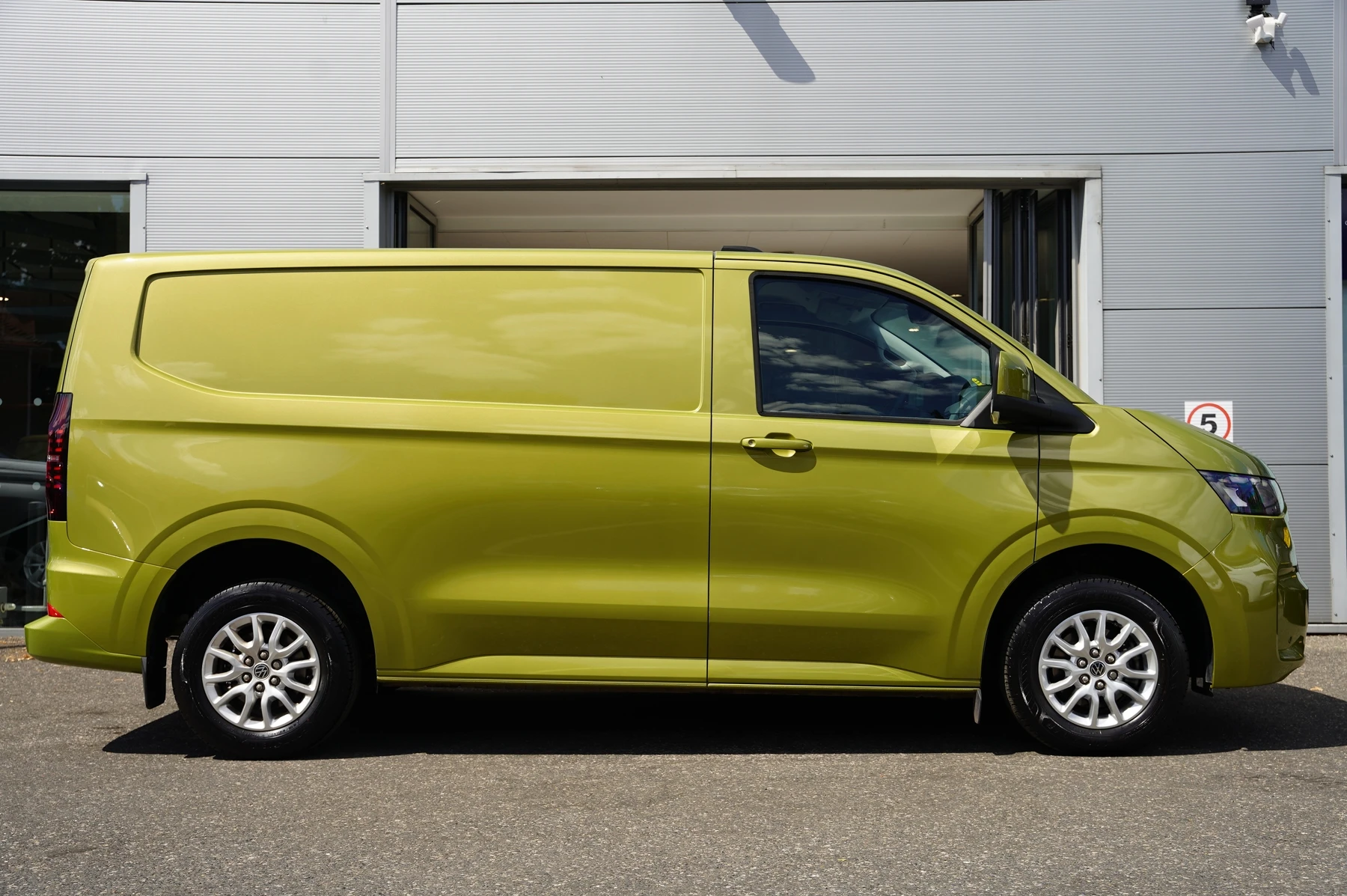 Volkswagen-Transporter-image-3