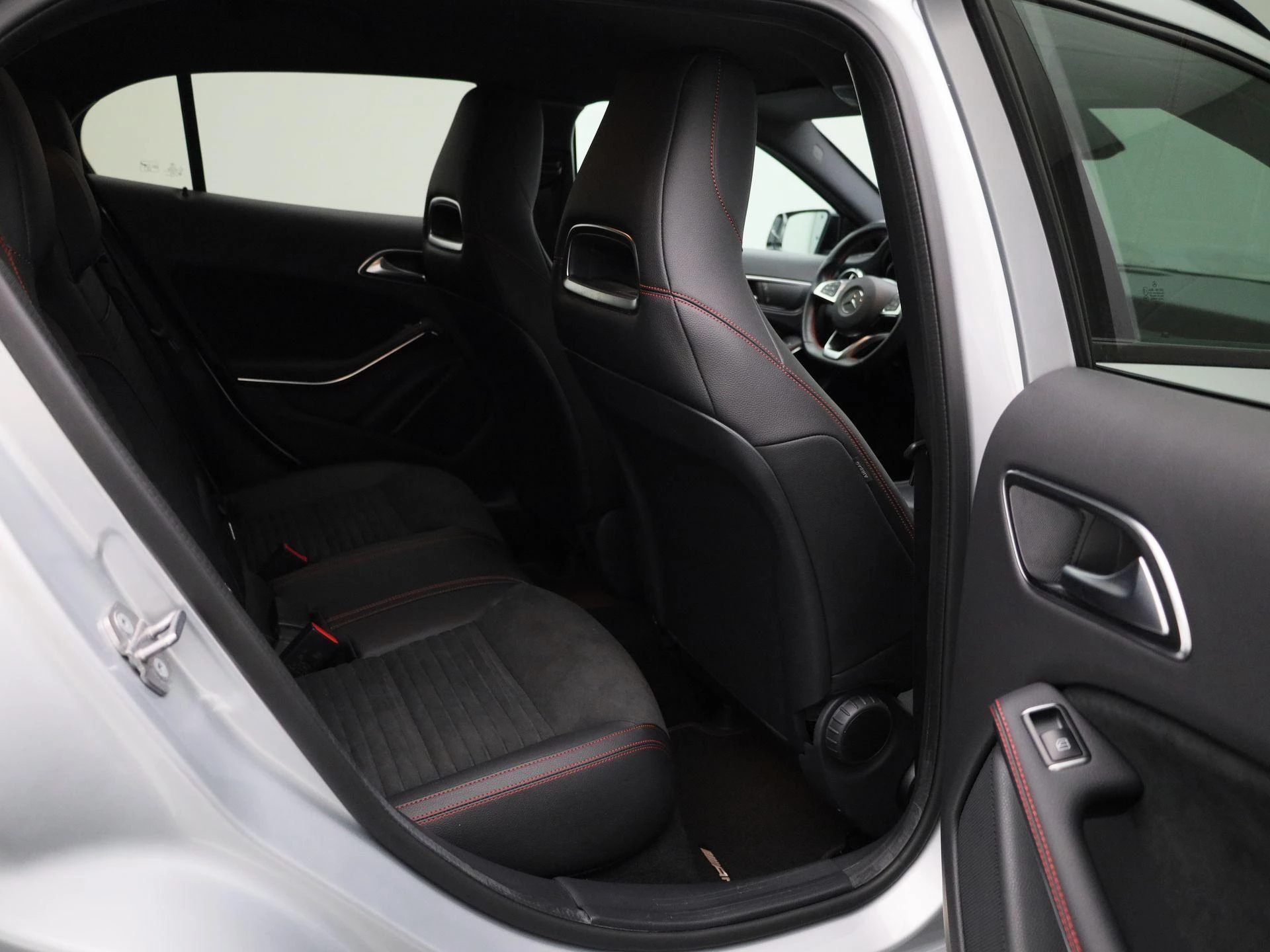 Mercedes-Benz-GLA-image-40