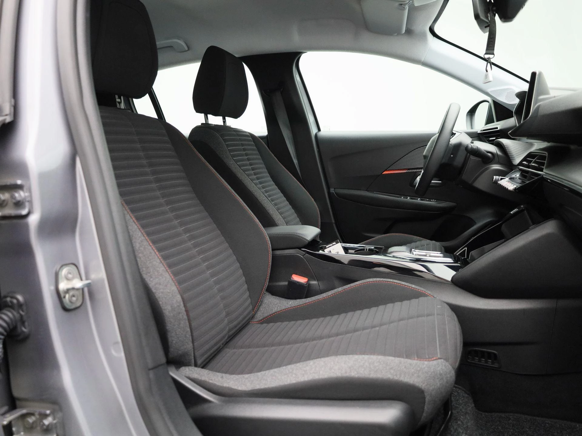 Peugeot-e-208-image-30