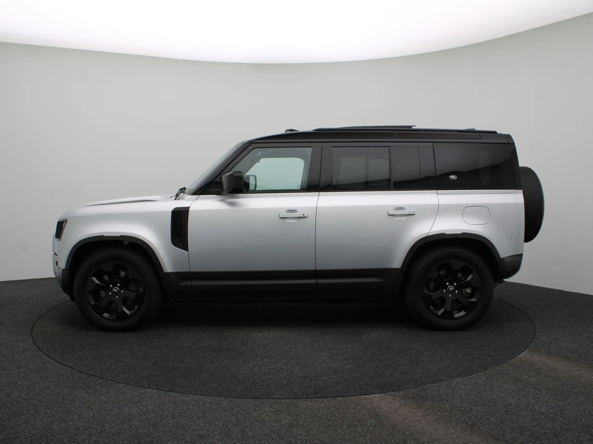 Land Rover-Defender-image-3