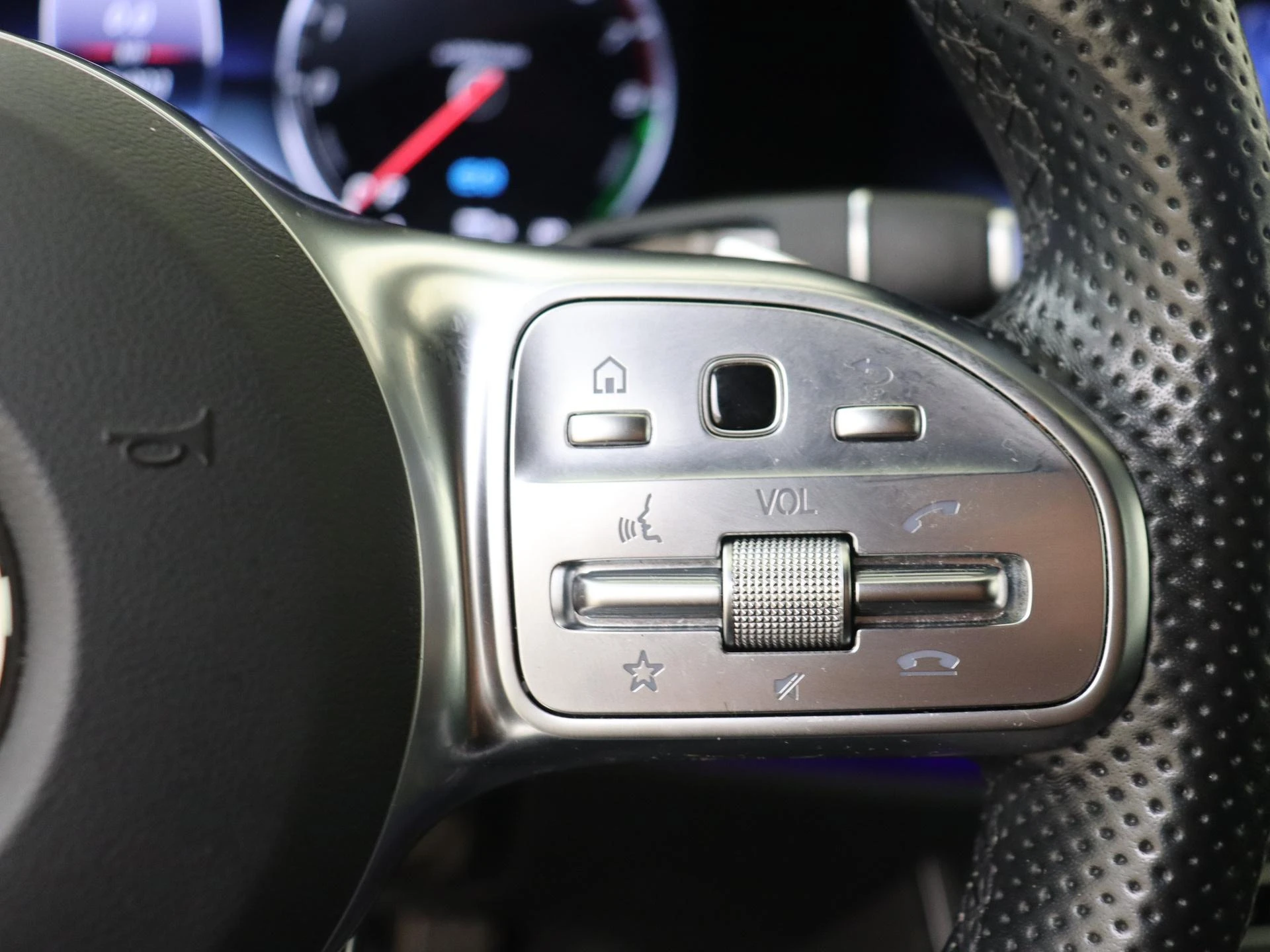 Mercedes-Benz-E-Klasse-image-12