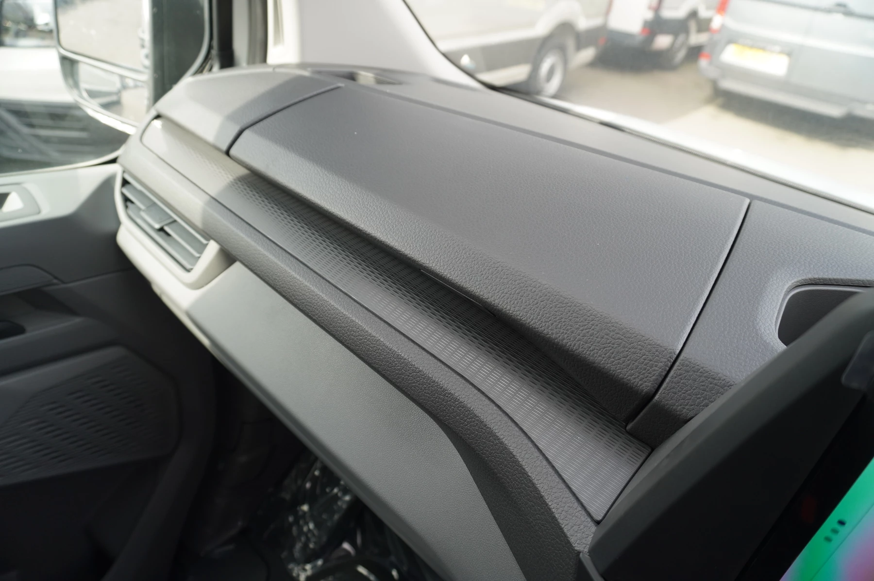 Volkswagen-Transporter-image-34