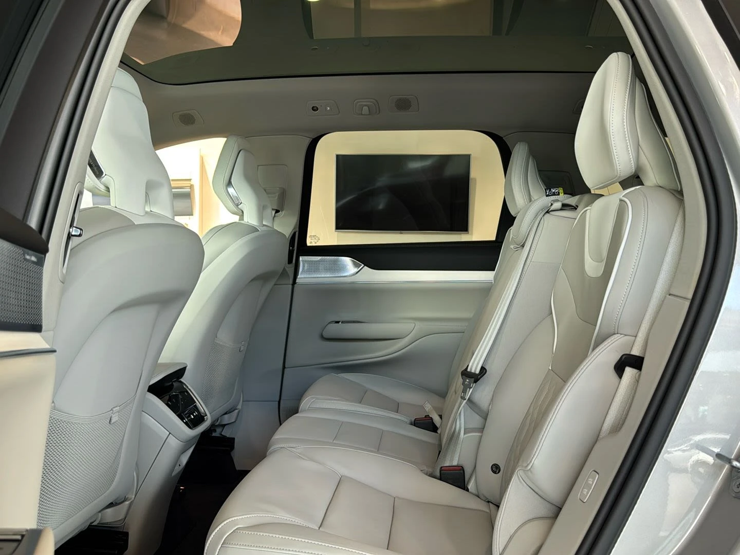 Volvo EX90, image 17