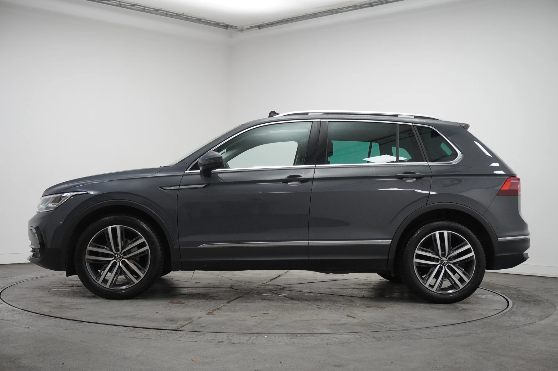 Volkswagen-Tiguan-image-19