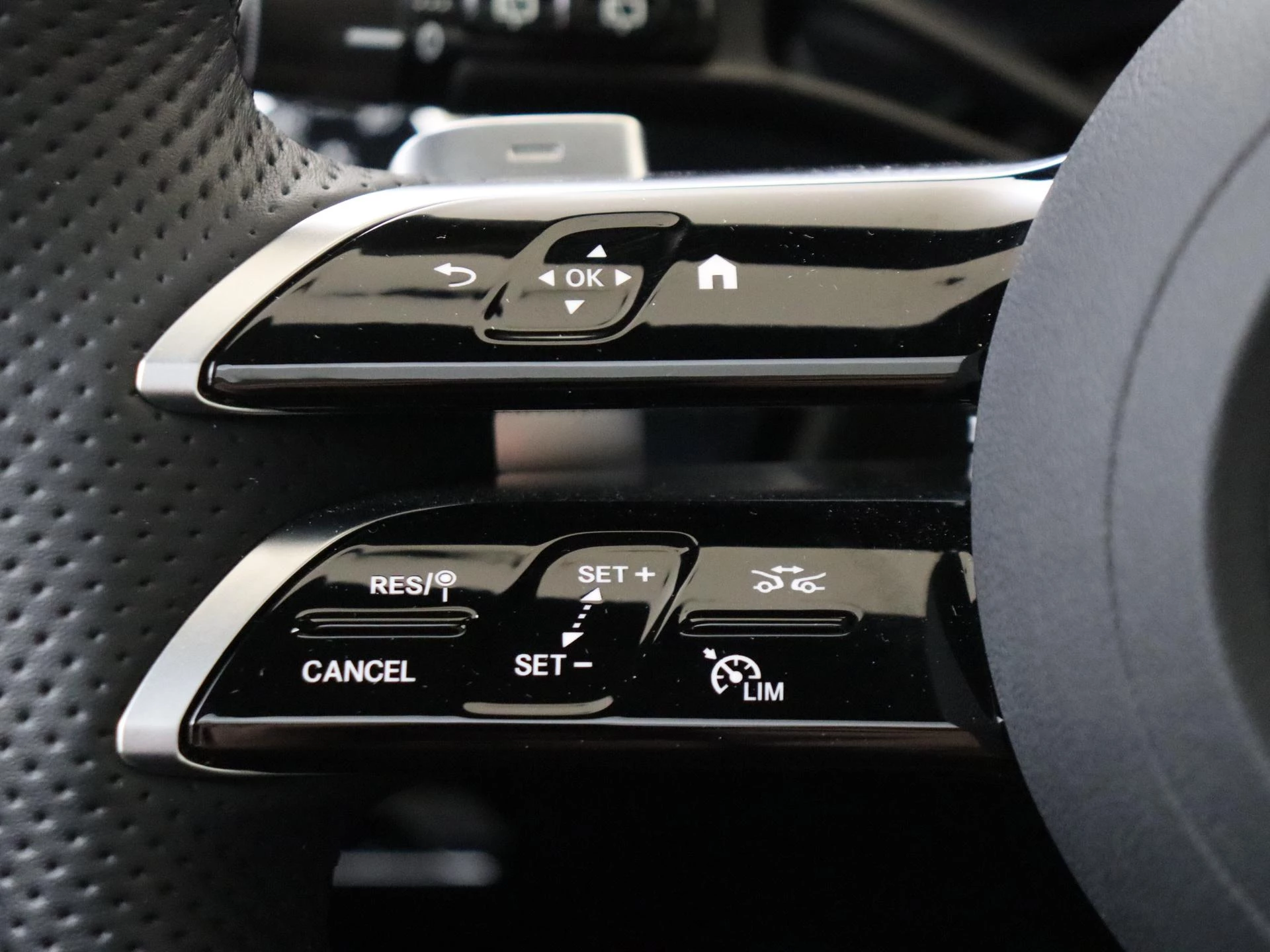 Mercedes-Benz-E-Klasse-image-12