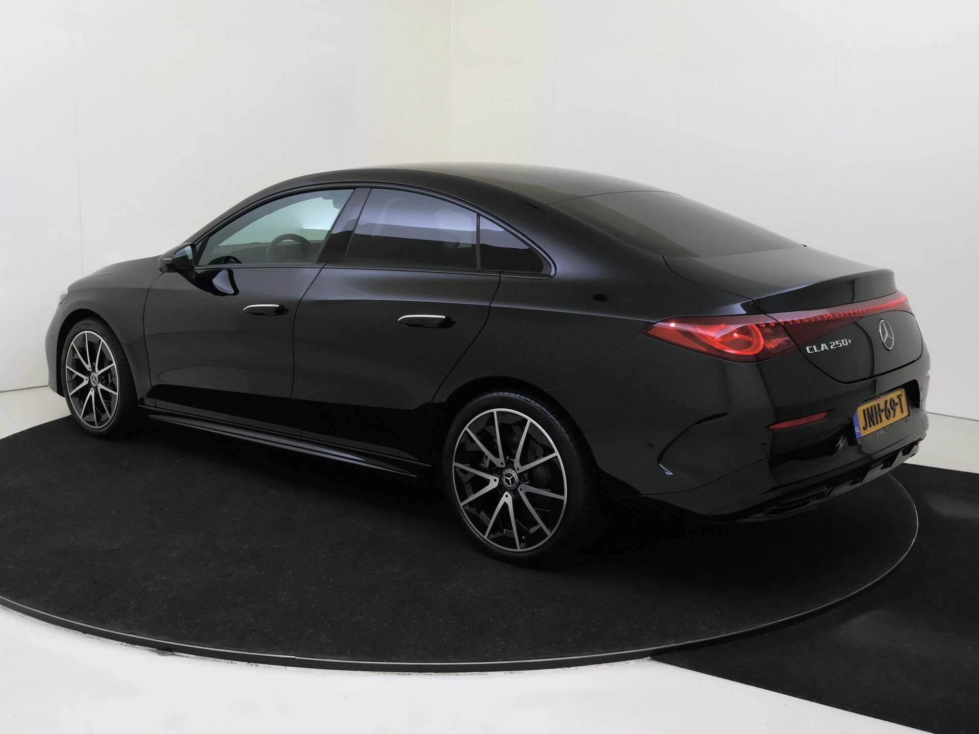 Mercedes-Benz-CLA-image-2