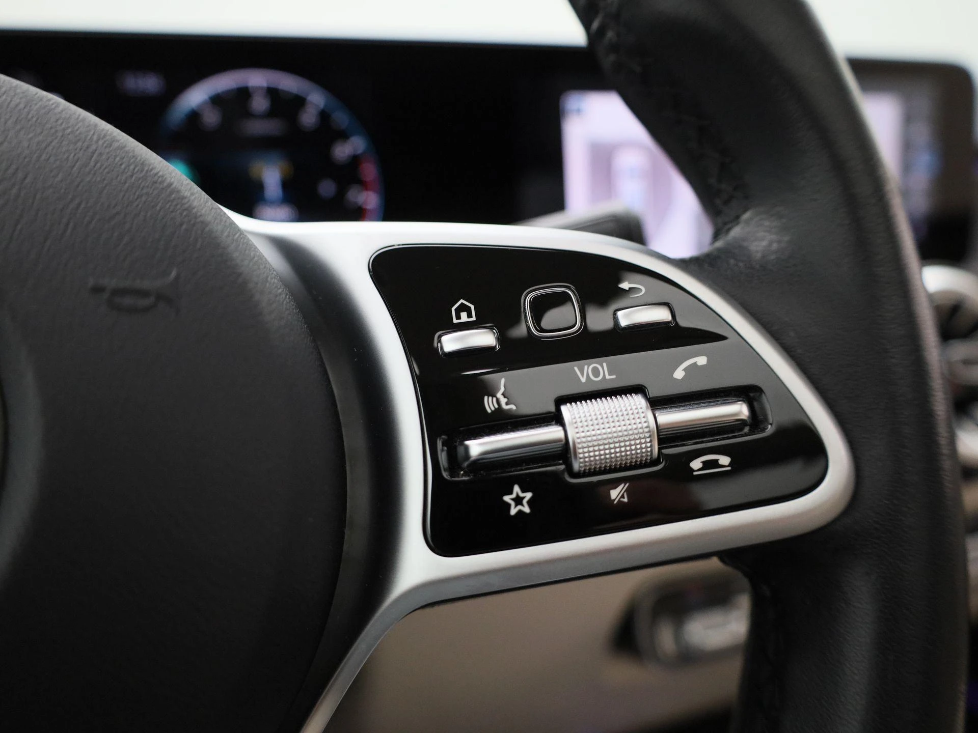 Mercedes-Benz-GLB-image-19