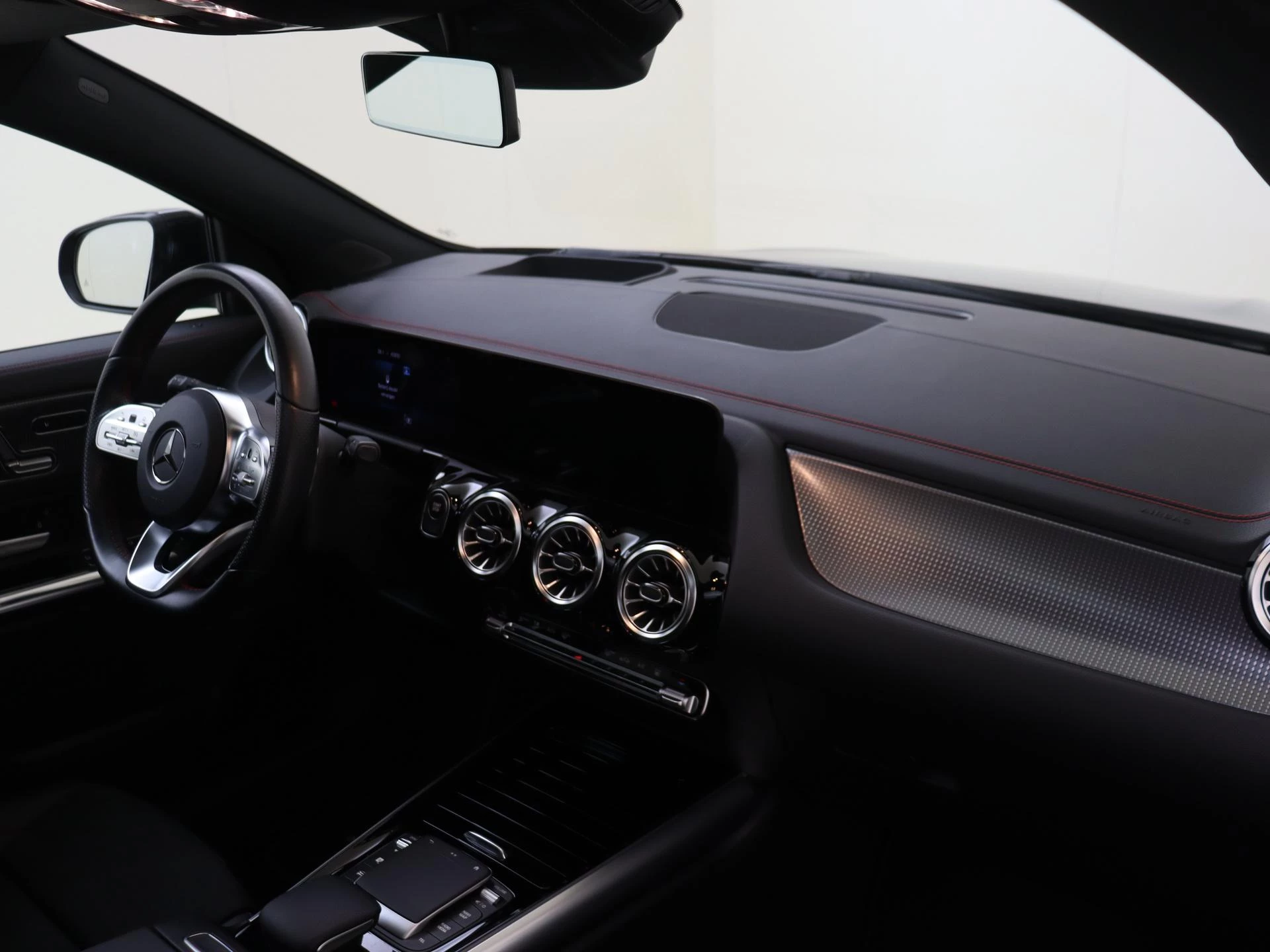 Mercedes-Benz-EQA-image-4
