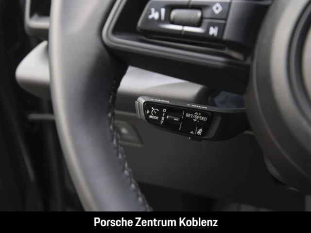 Porsche Macan 4 -