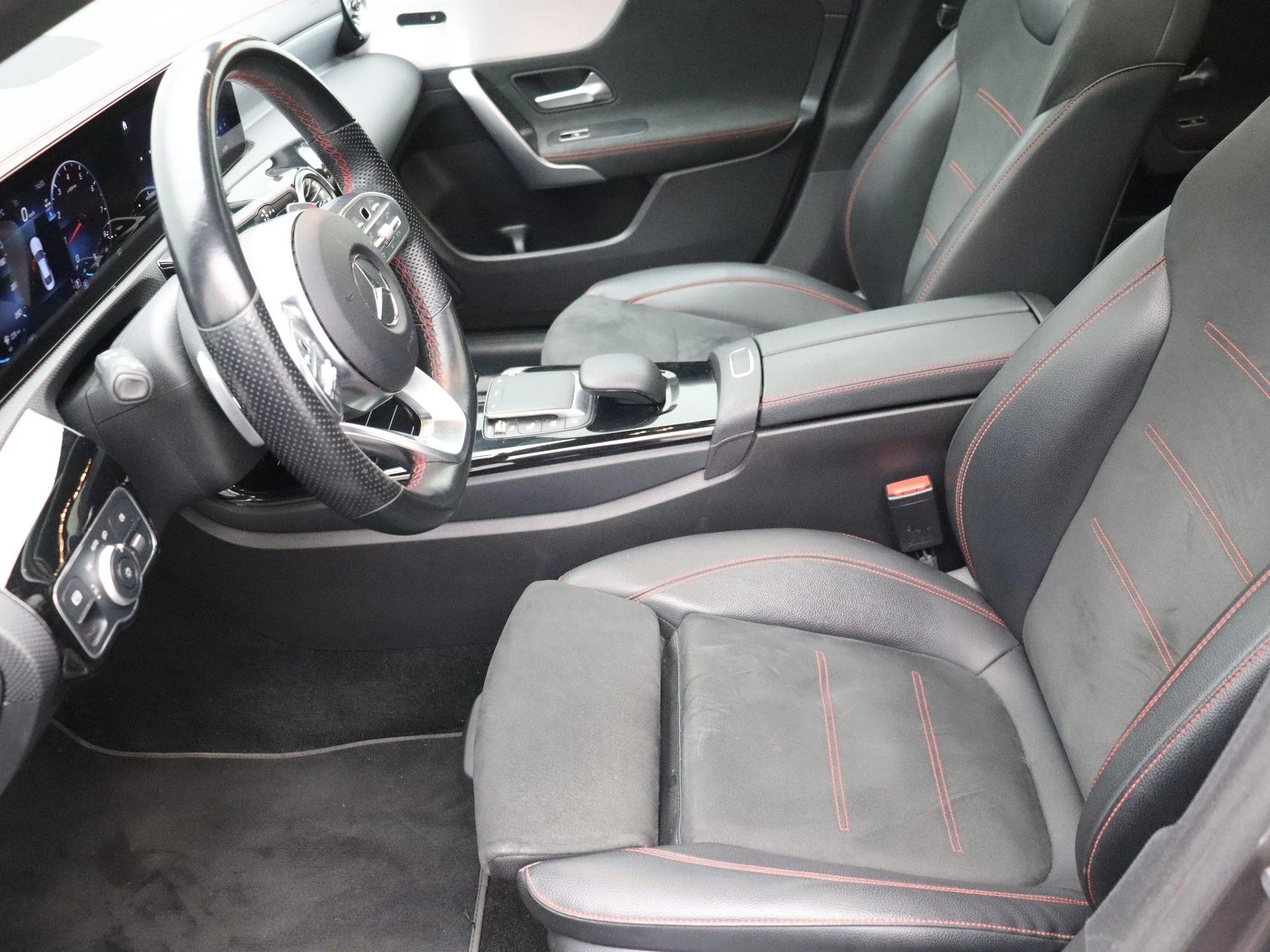 Mercedes-Benz CLA 200 AMG Line + PANORAMISCH DAK + CAMERA + LED +