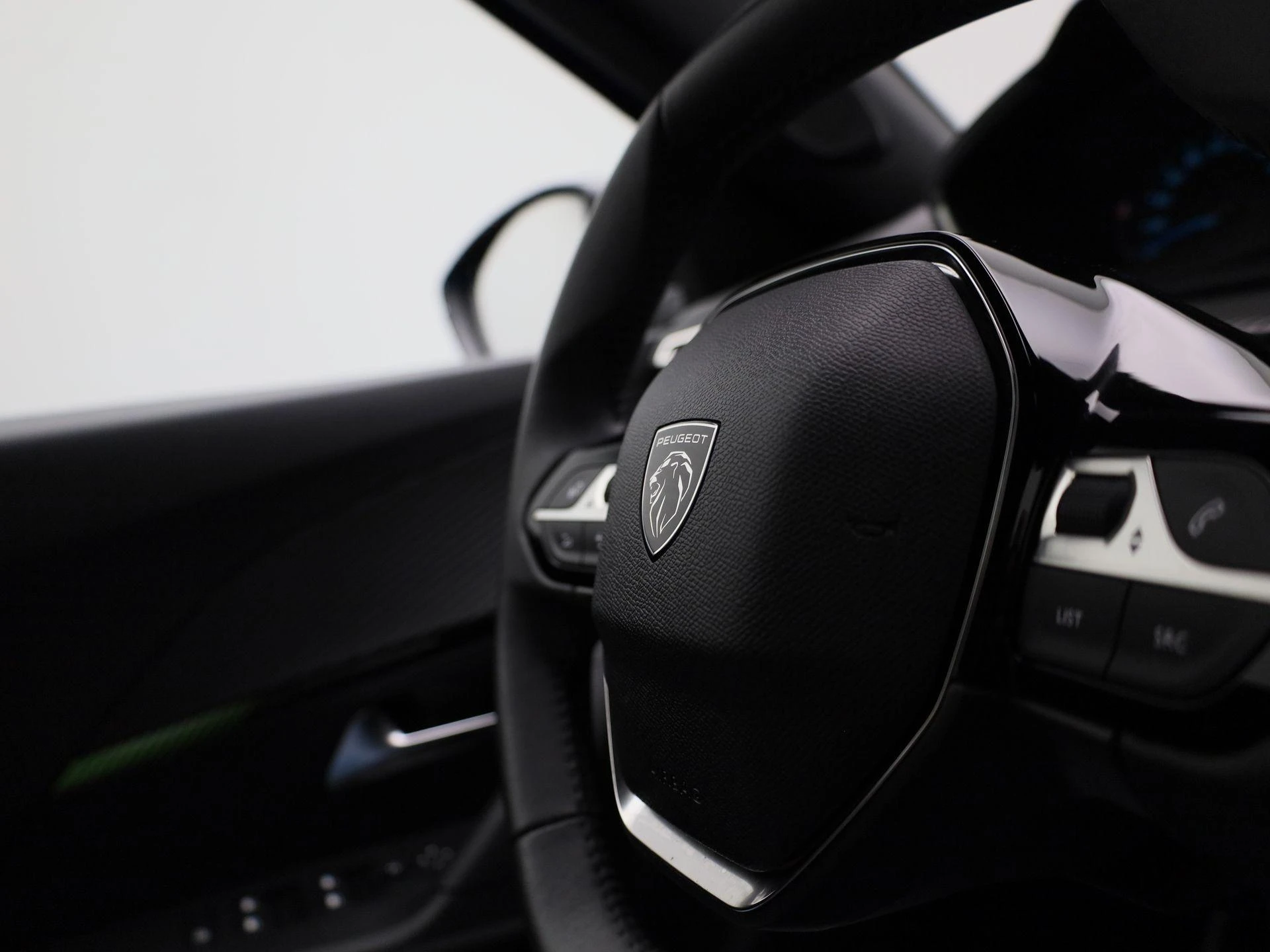 Peugeot-e-2008-image-28