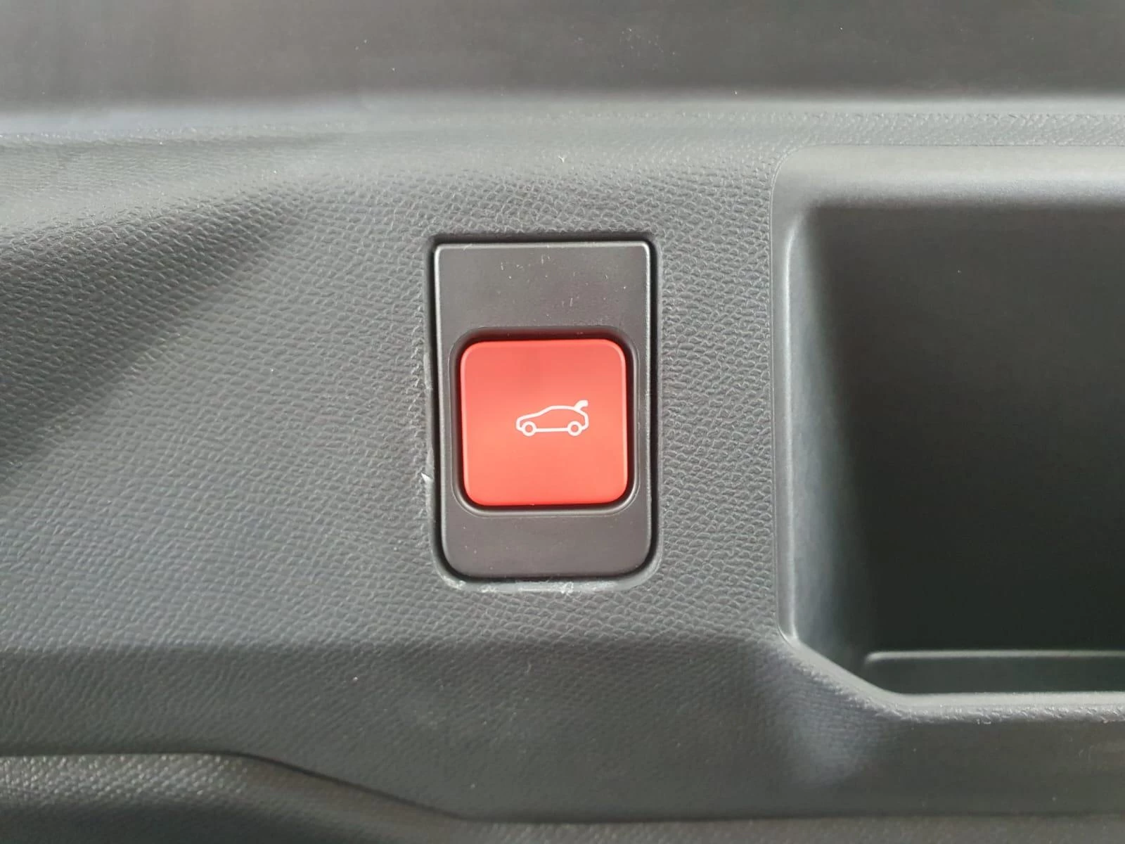 Peugeot-e-5008-image-35