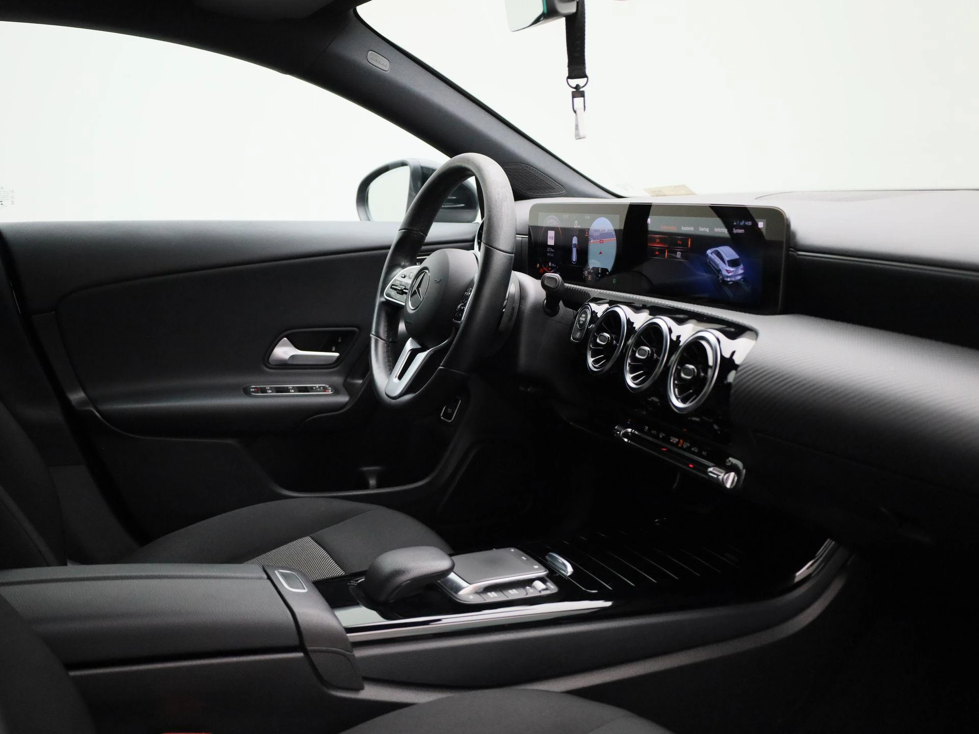 Mercedes-Benz-CLA-image-32