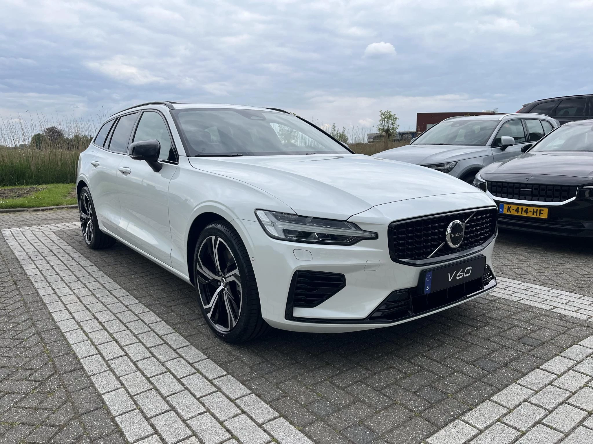 Volvo V60 T8 Plug-in hybrid AWD Ultra Dark
