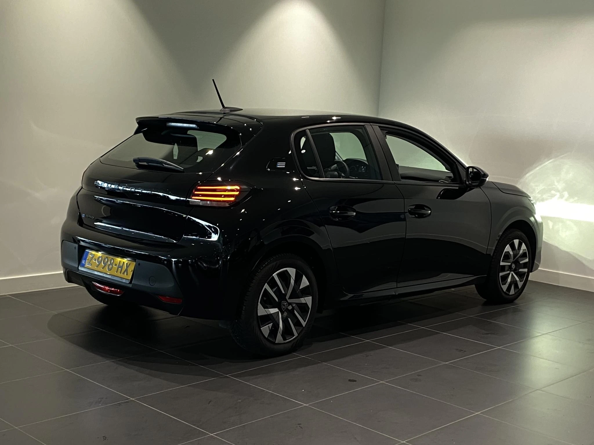 Peugeot-e-208-image-4