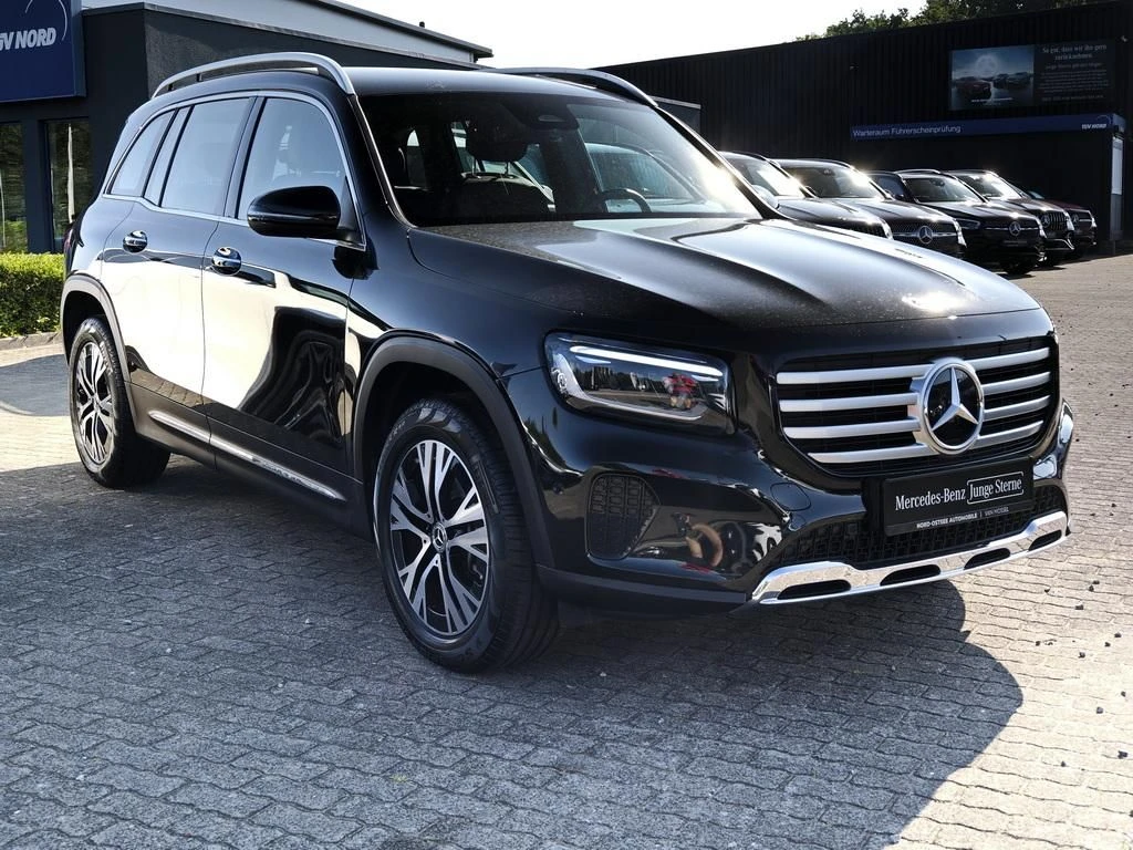 Mercedes-Benz-GLB 200 d-image-4