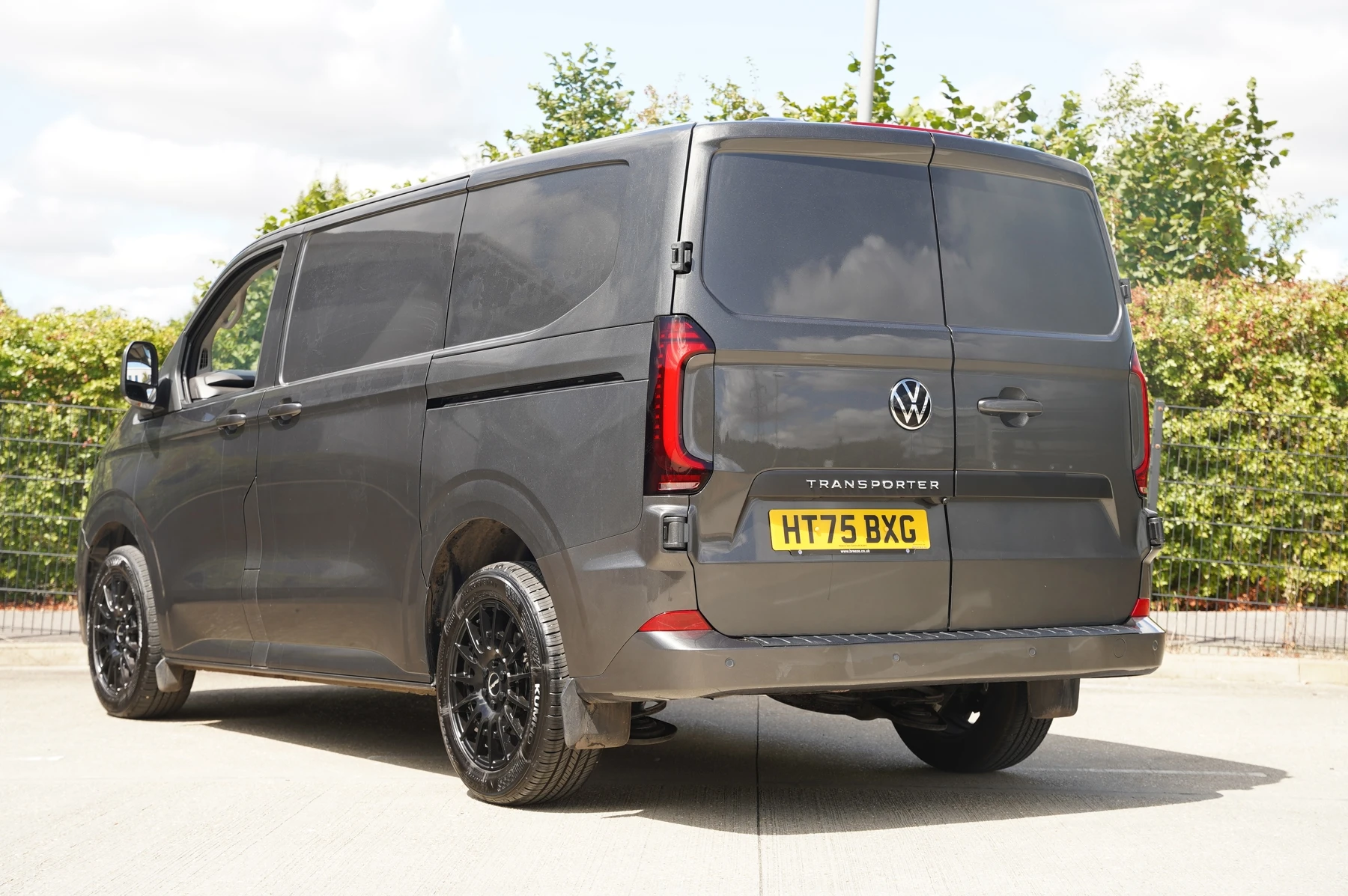 Volkswagen-Transporter-image-2