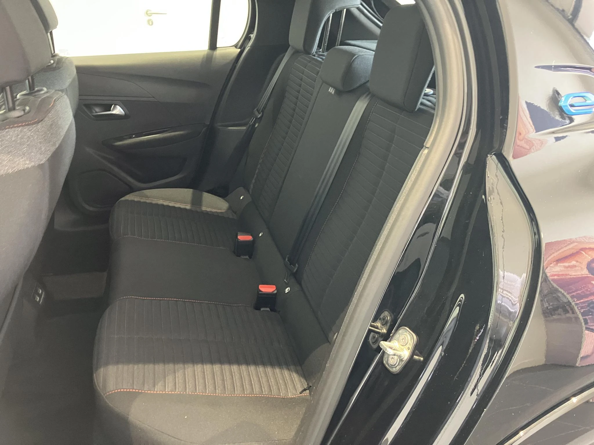Peugeot-e-208-image-11