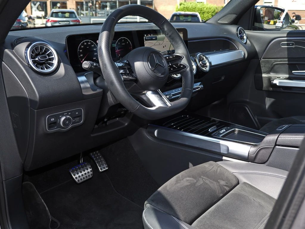 Mercedes-Benz-GLB 200 d-image-8