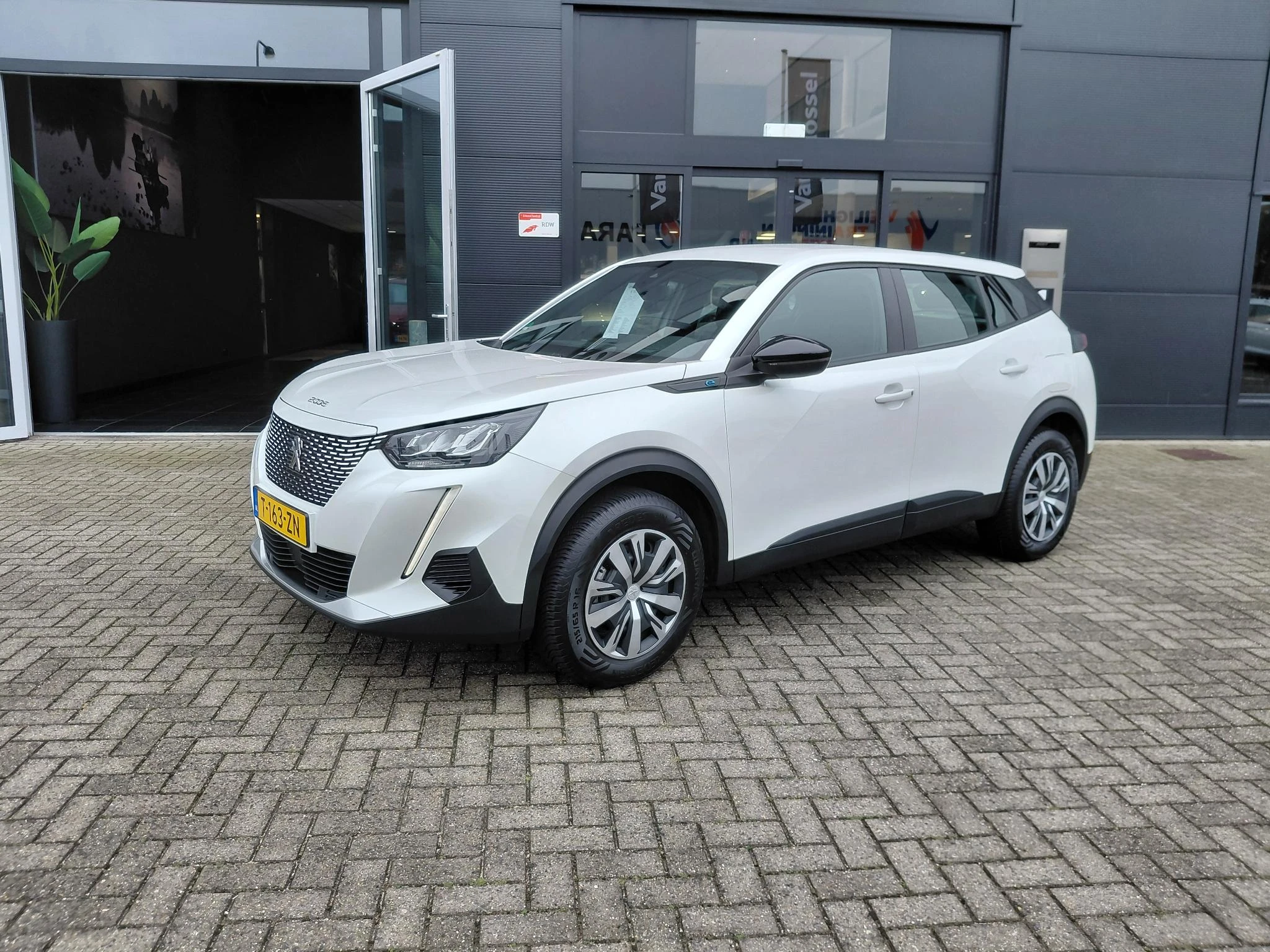 Peugeot-e-2008-image-1
