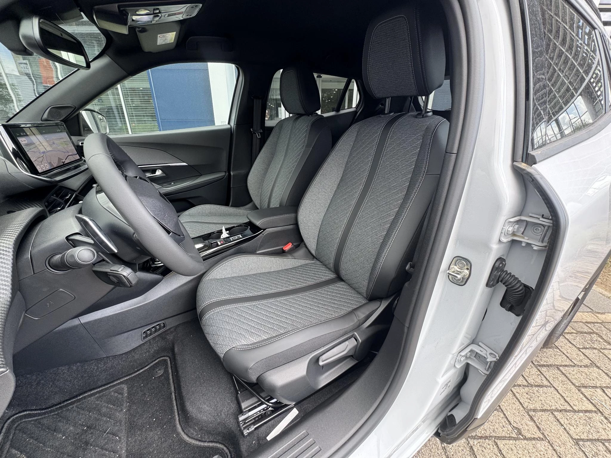 Peugeot 2008 1.2 Hybrid 145 Allure