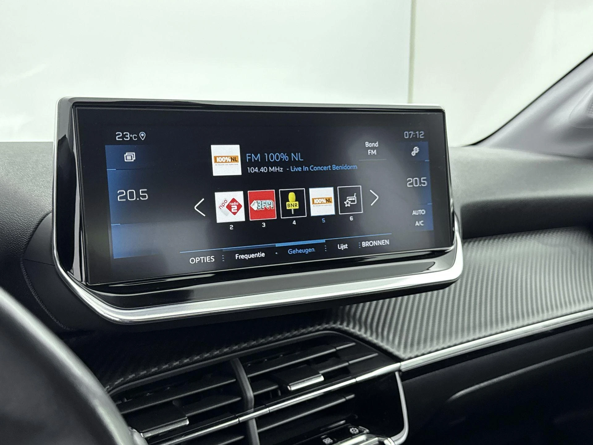 Peugeot-208-image-6