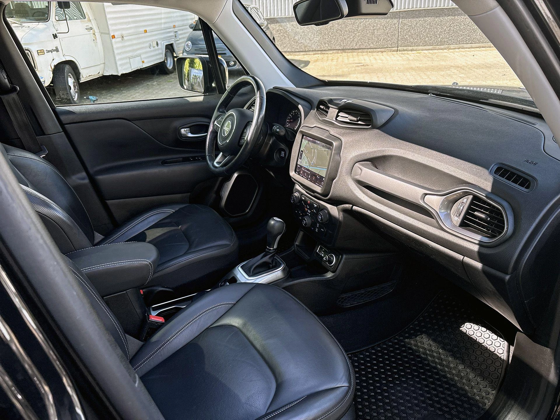 Jeep-Renegade-image-16