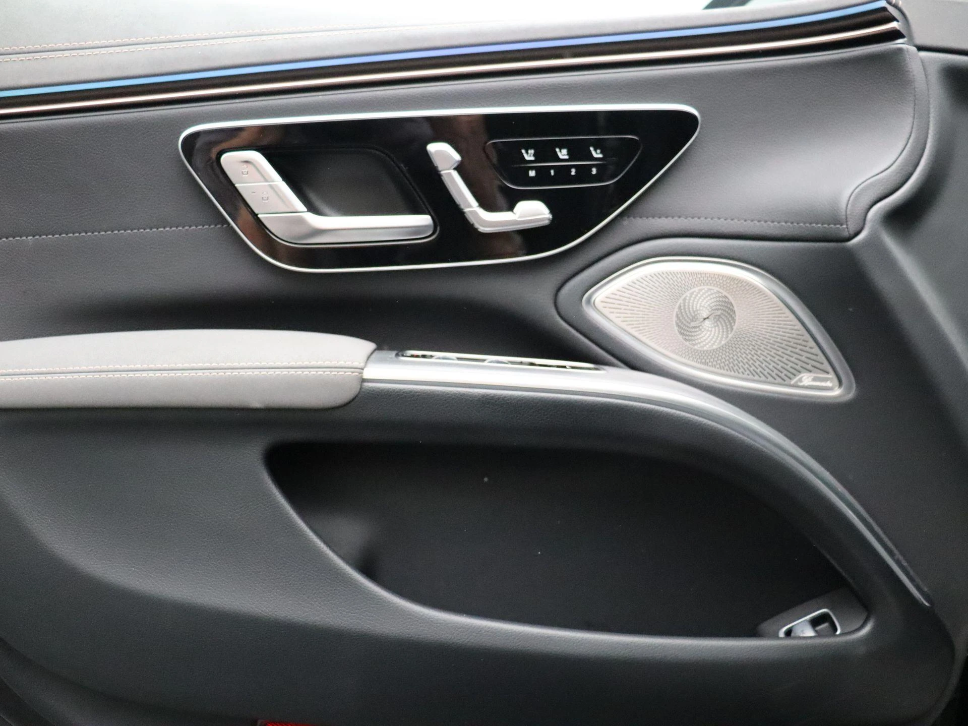 Mercedes-Benz-EQS-image-11