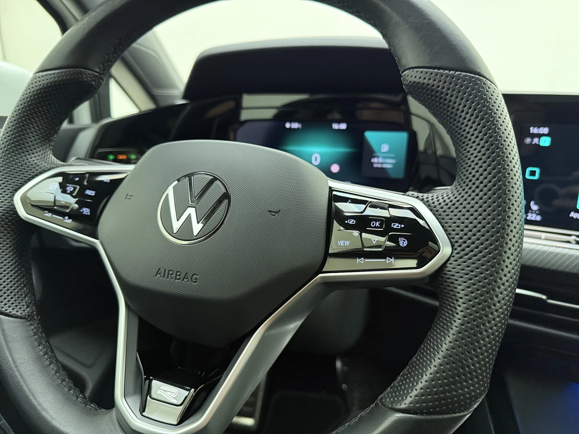 Volkswagen-Golf-image-18