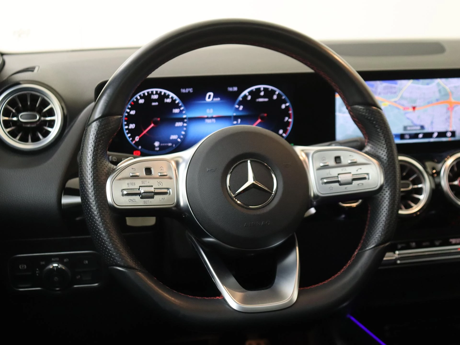 Mercedes-Benz-B-Klasse-image-13