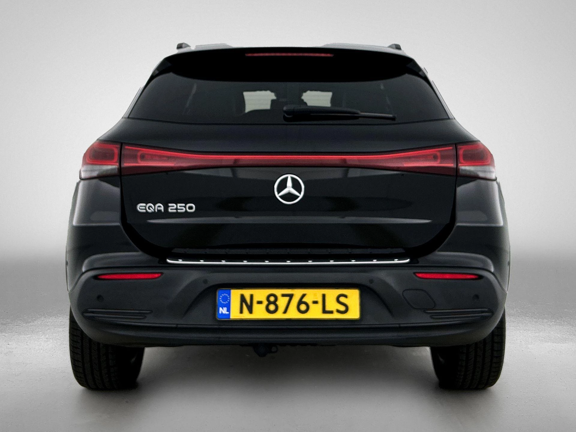 Mercedes-Benz-EQA-image-2