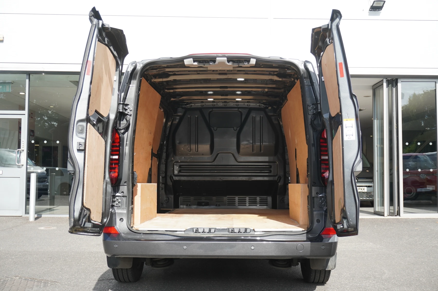 Volkswagen-Transporter-image-21