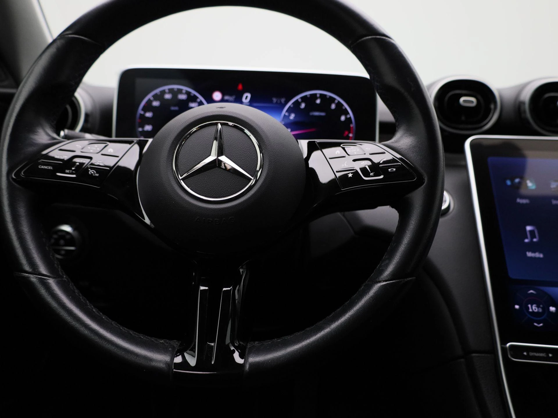 Mercedes-Benz-C-Klasse-image-6
