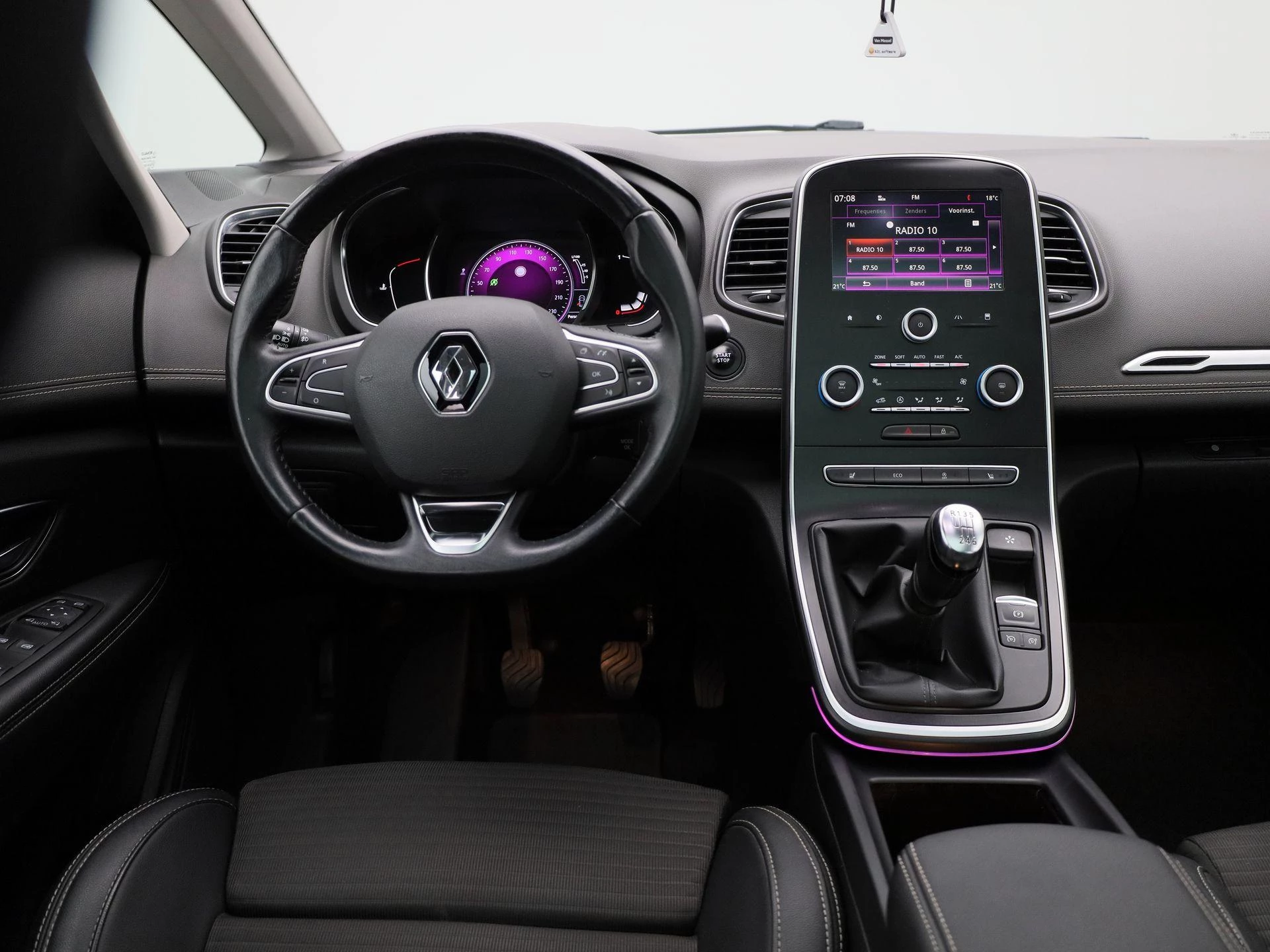 Renault-Scénic-image-6