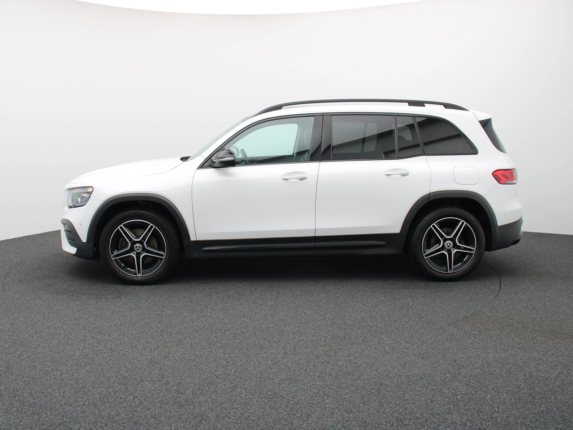 Mercedes-Benz GLB 180 AMG Line + PANORAMISCH DAK + MULTIBEAM LED + CARPLAY +