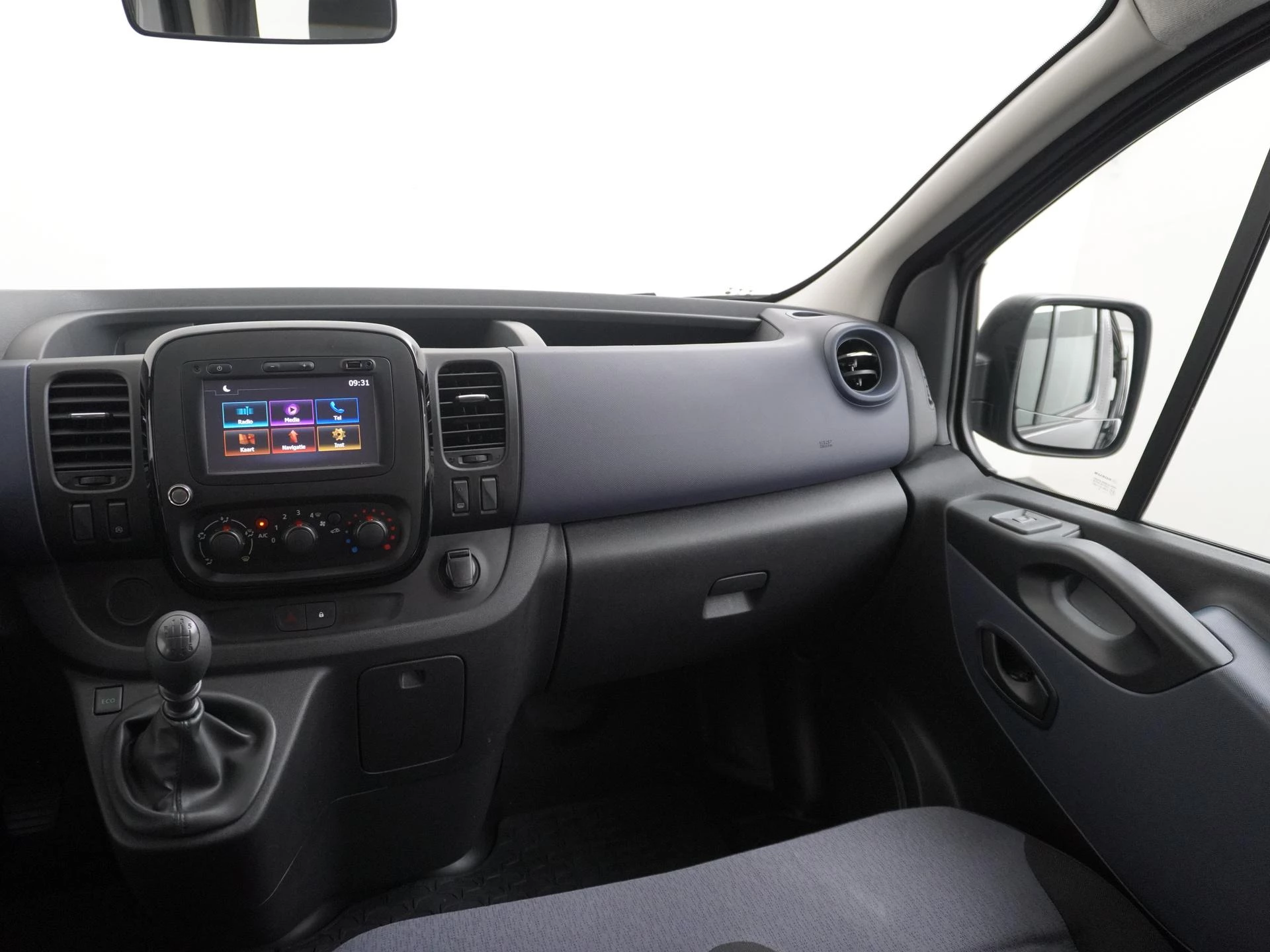 Opel-Vivaro-image-14