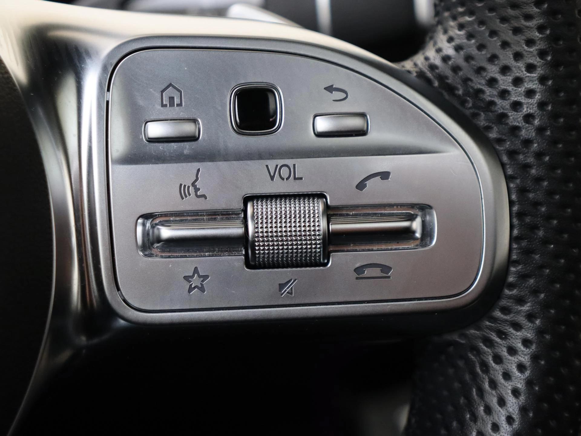 Mercedes-Benz-EQC-image-16