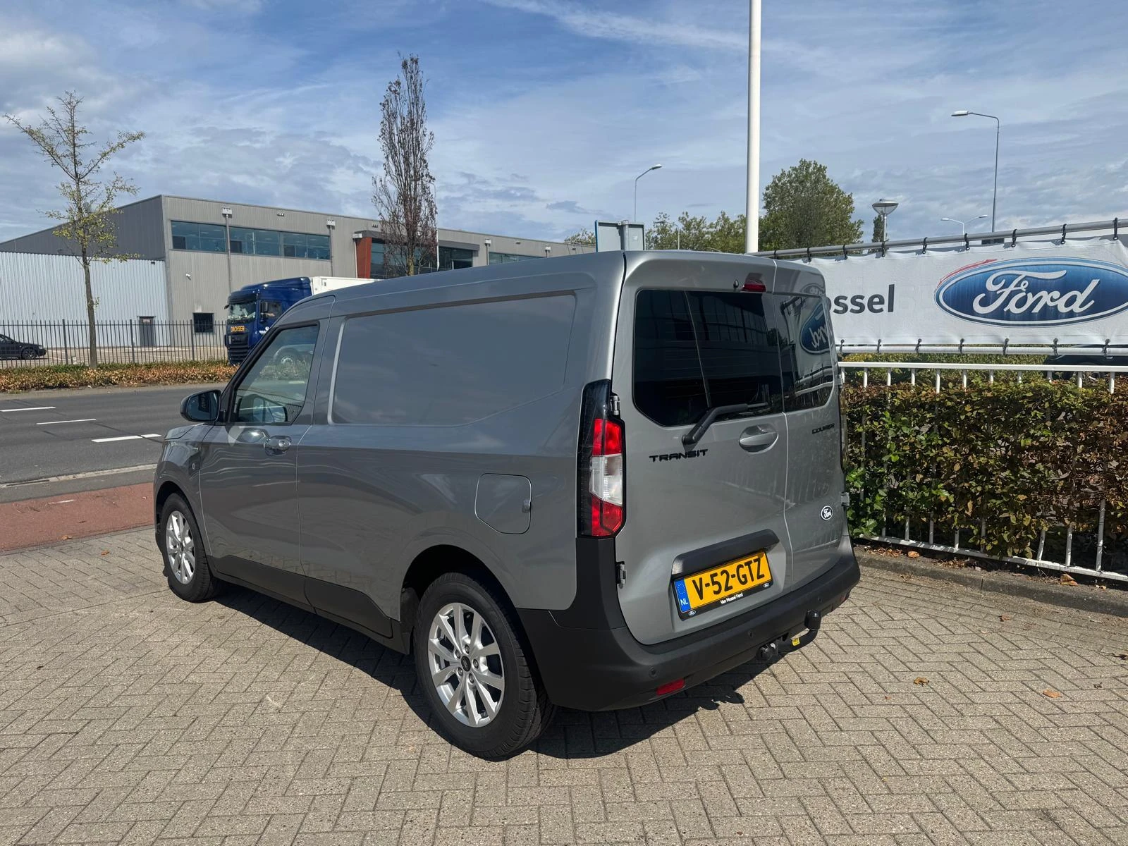 Ford-Transit Courier-image-3