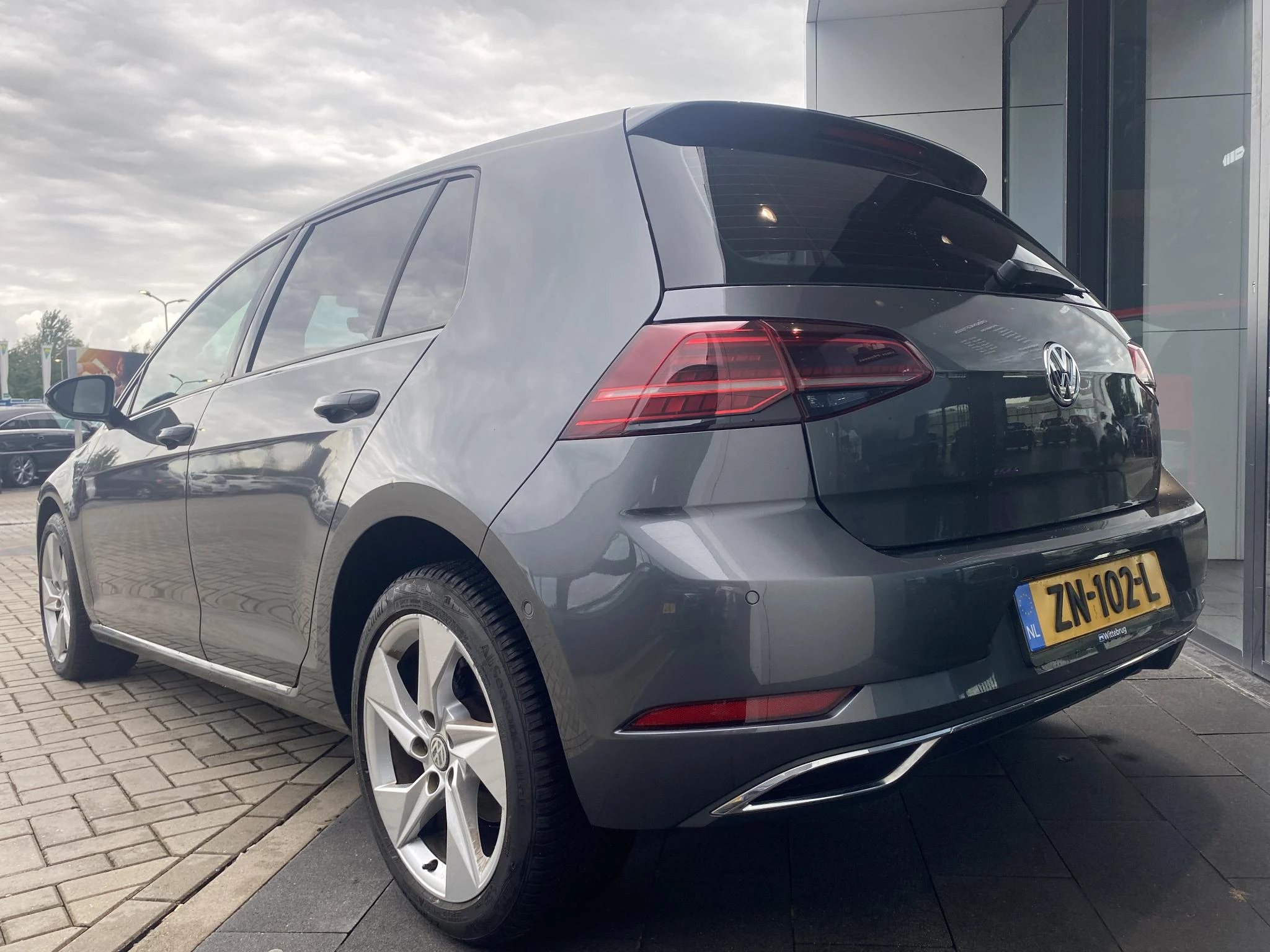 Volkswagen-Golf-image-2
