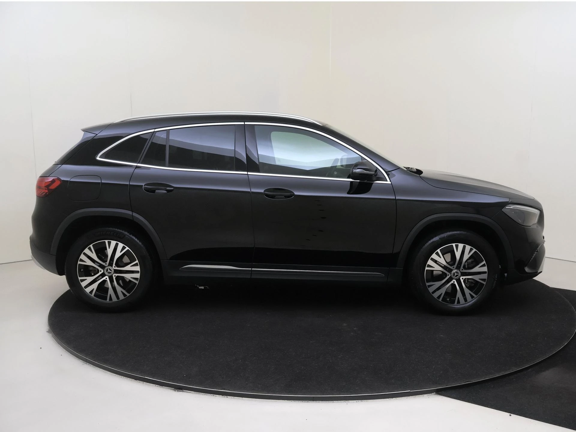 Mercedes-Benz-GLA-image-8