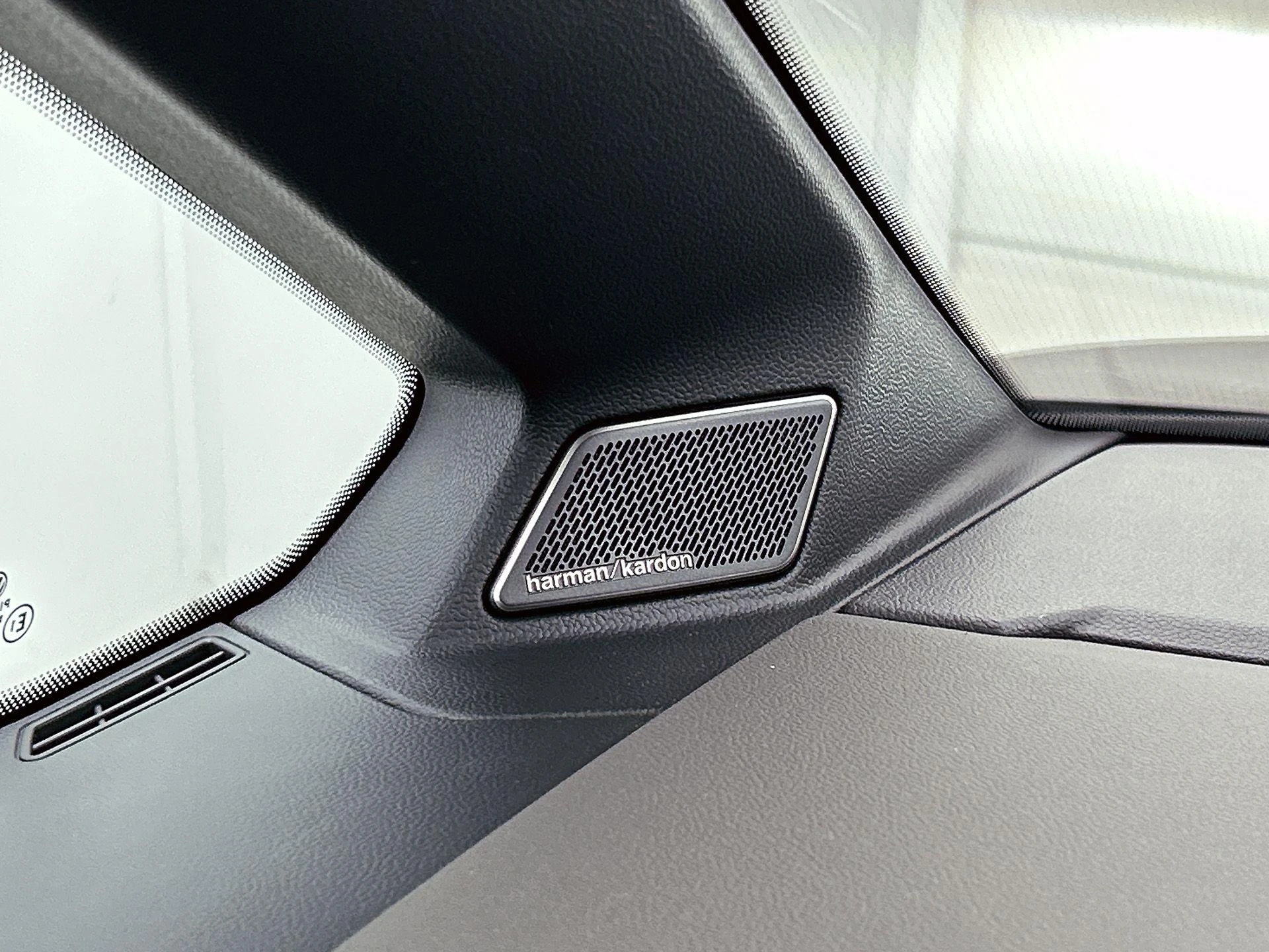 Volkswagen-Multivan-image-11