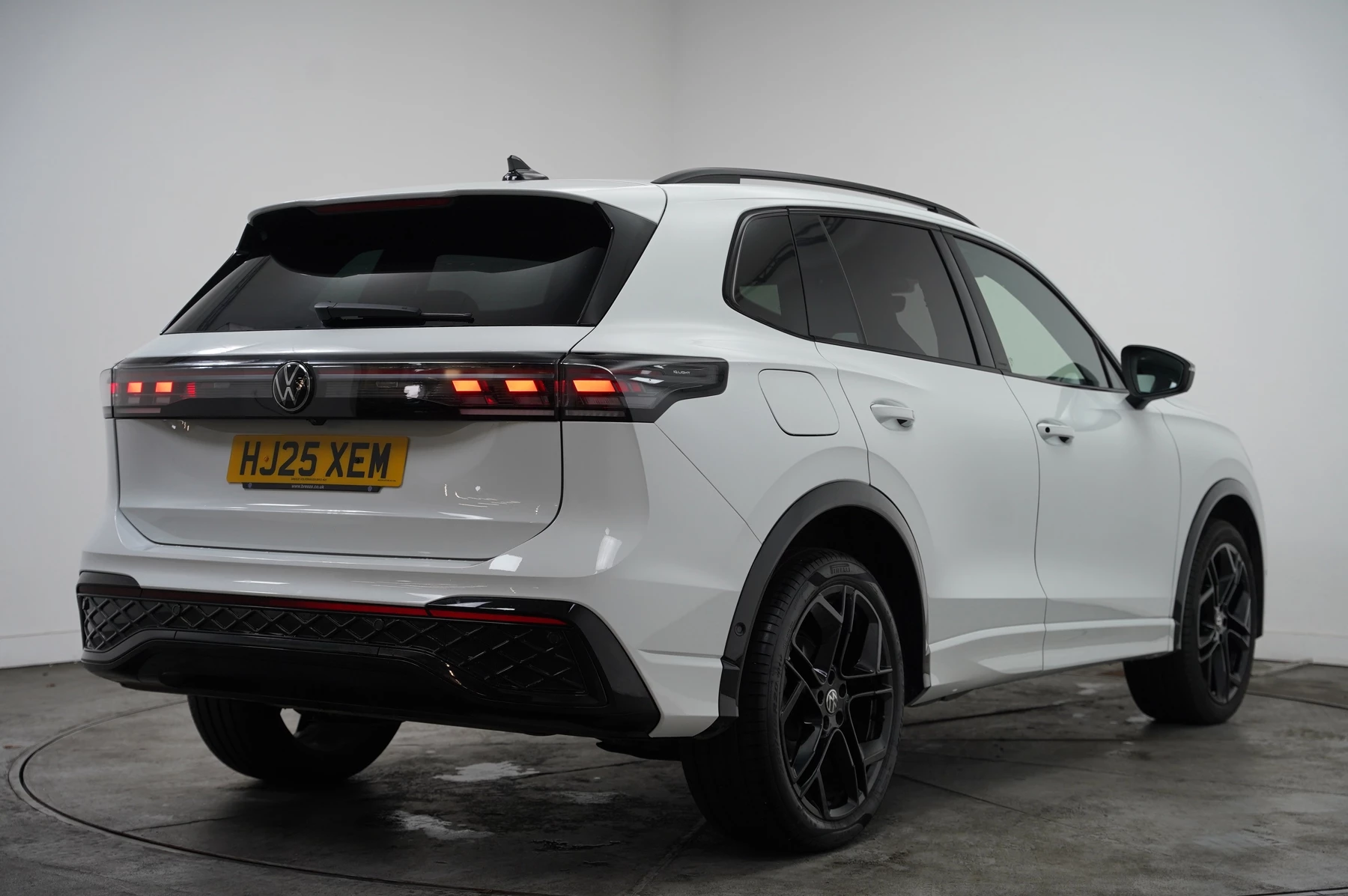 Volkswagen-Tiguan-image-13