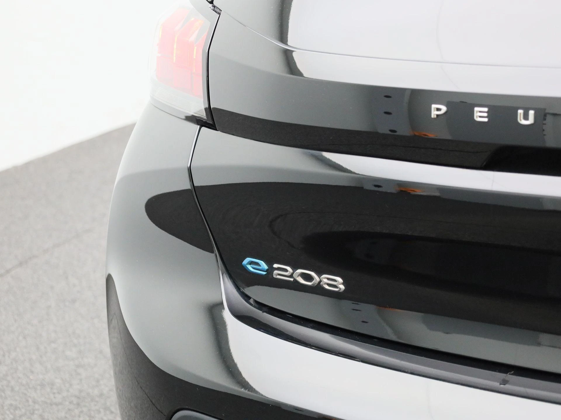 Peugeot-e-208-image-35