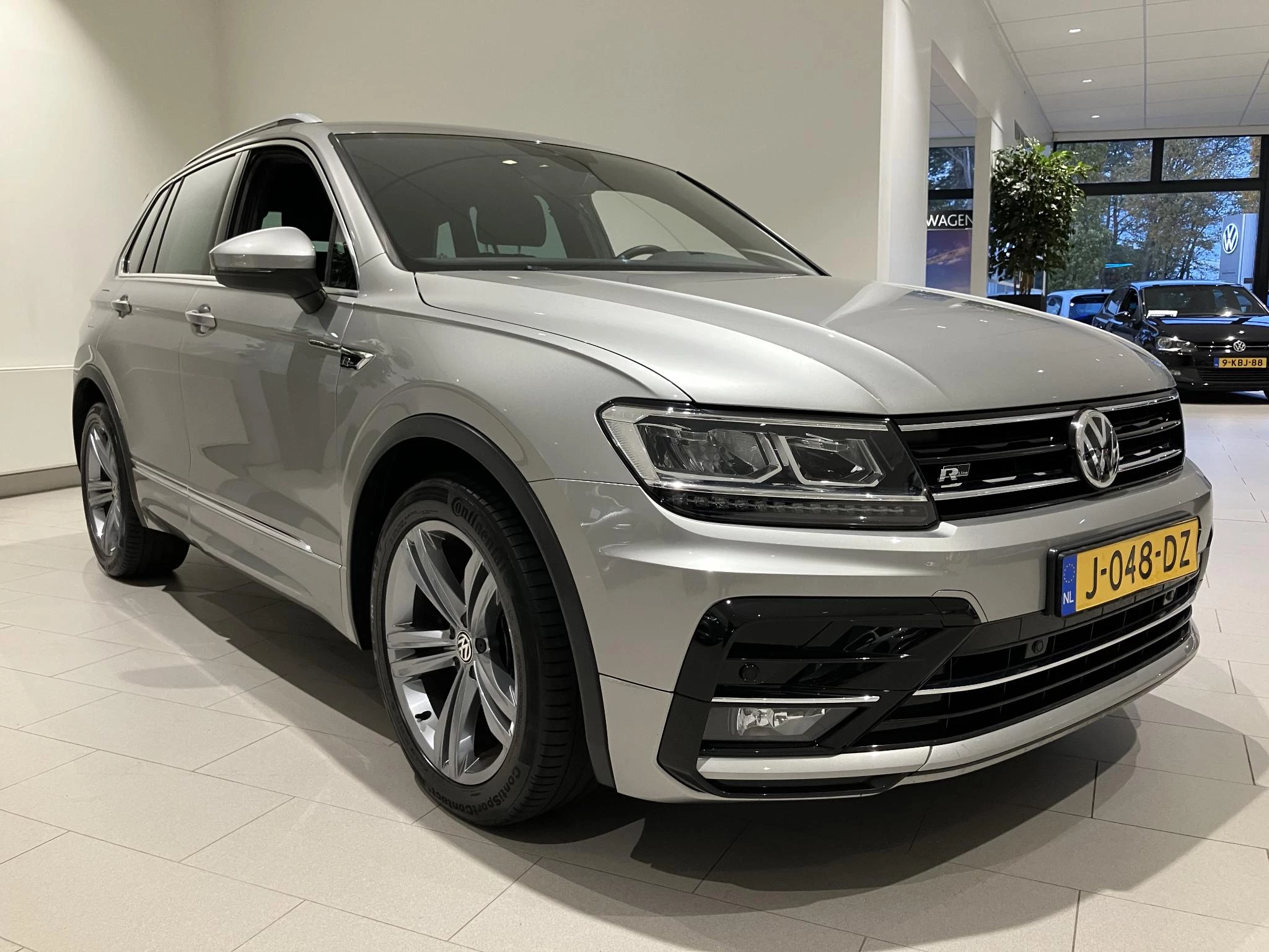 Volkswagen-Tiguan-image-12