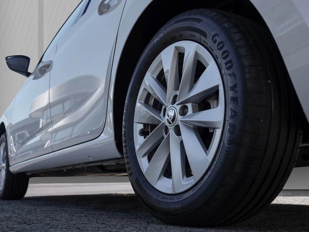 Škoda Scala 1,0 TSI Ambition,LED,ALU,Climatronic Tempomat,Park-Pilot hinten