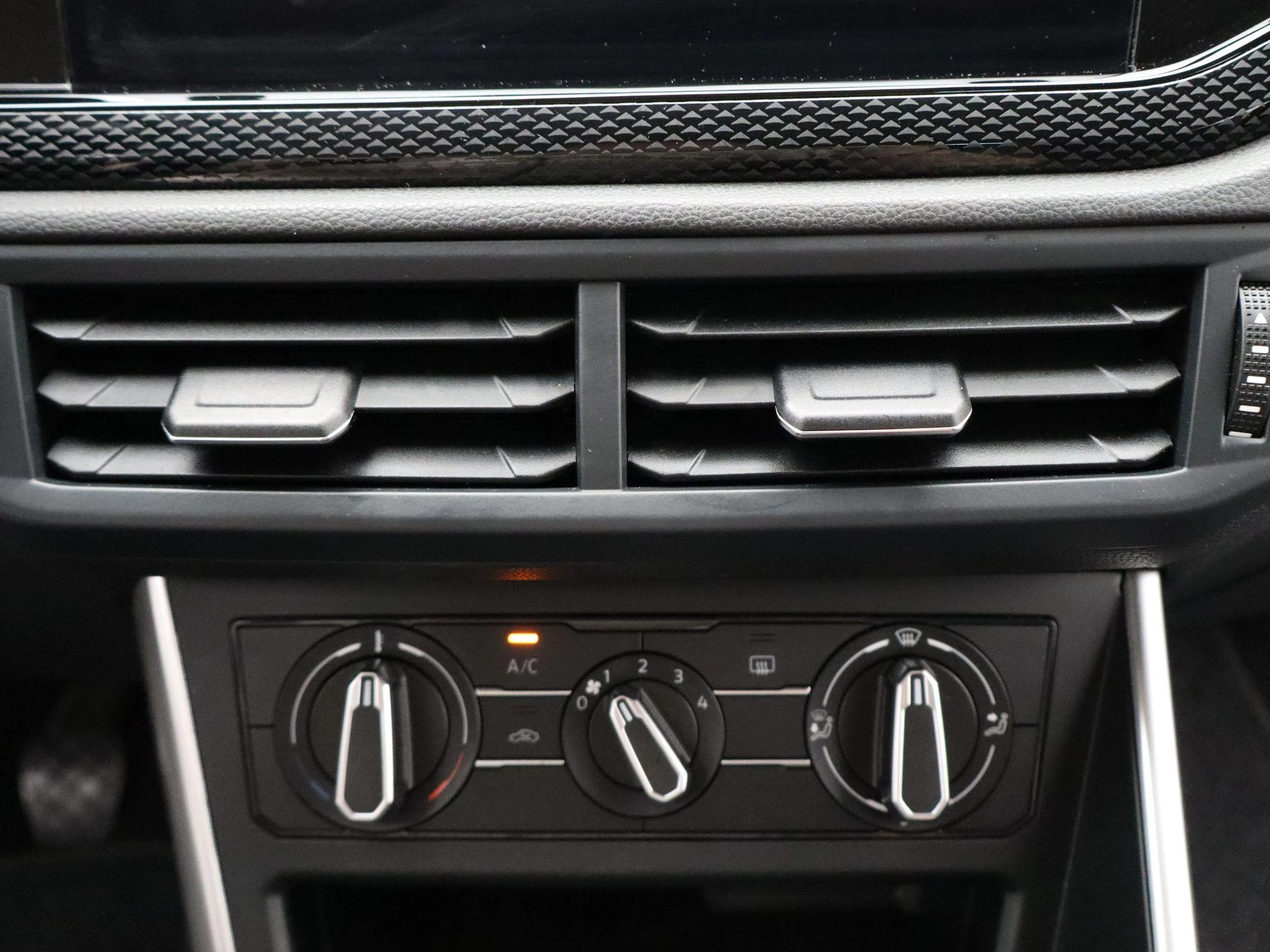 Volkswagen-Polo-image-17