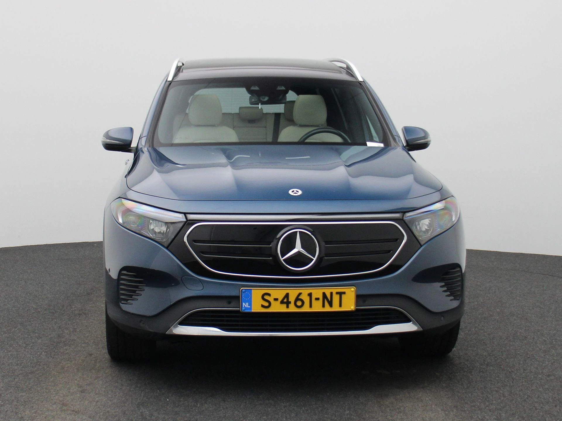 Mercedes-Benz-EQB-image-2