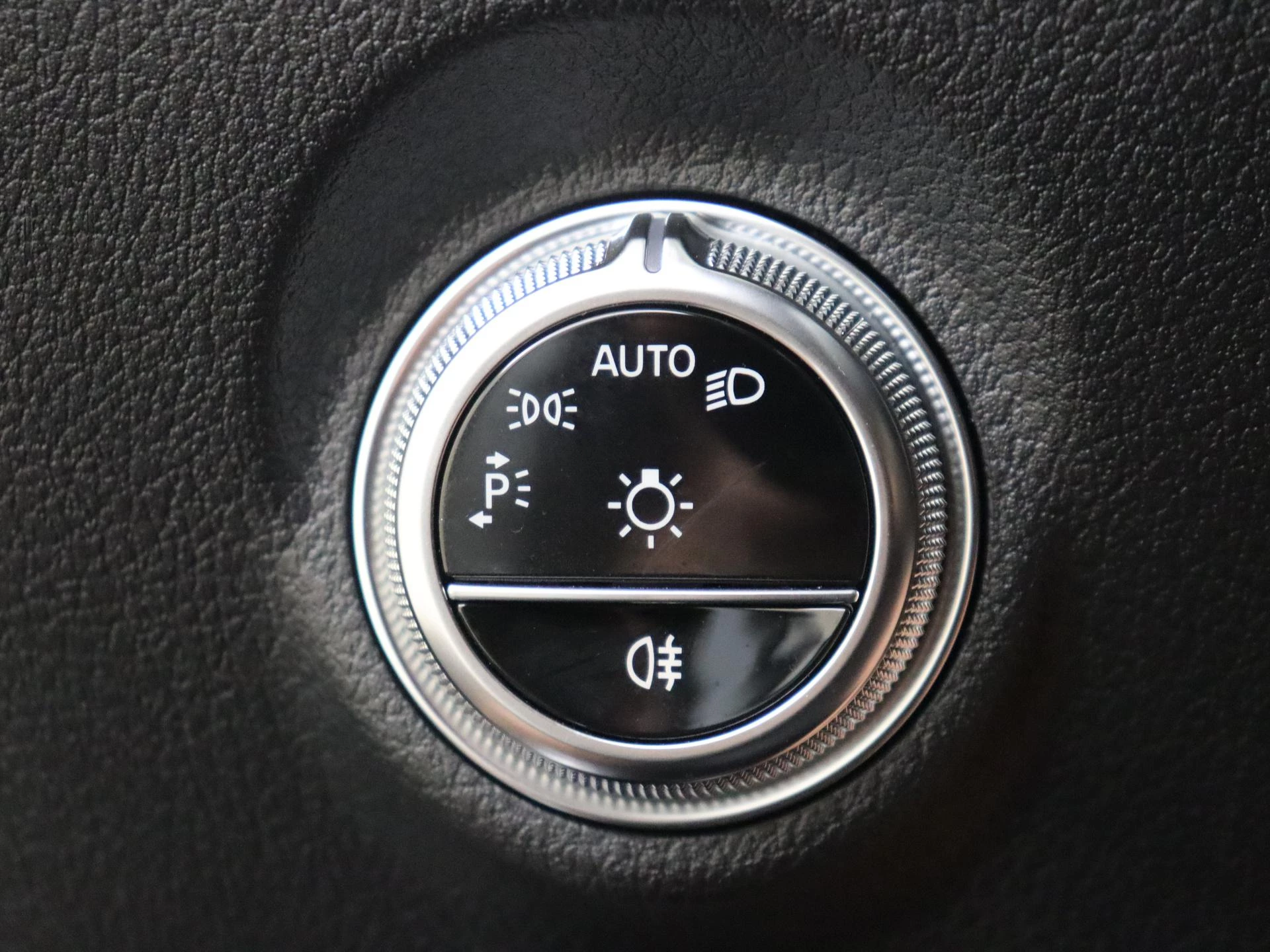 Mercedes-Benz-C-Klasse-image-23