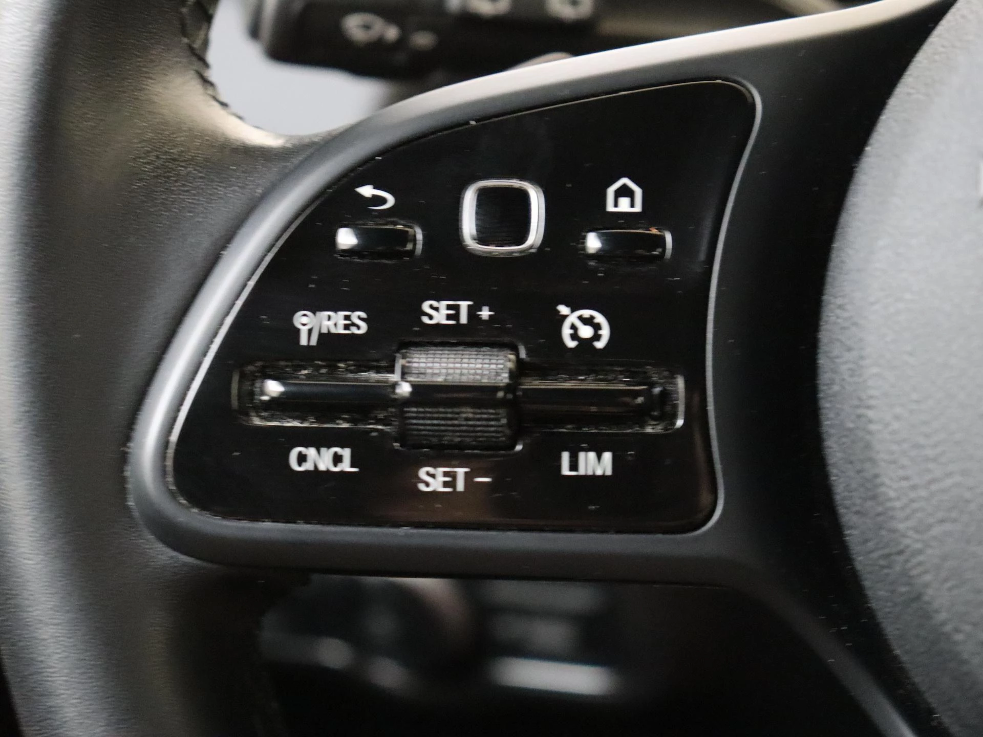 Mercedes-Benz-B-Klasse-image-12